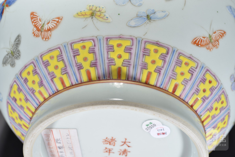 清 粉彩百蝶赏瓶 - 图10